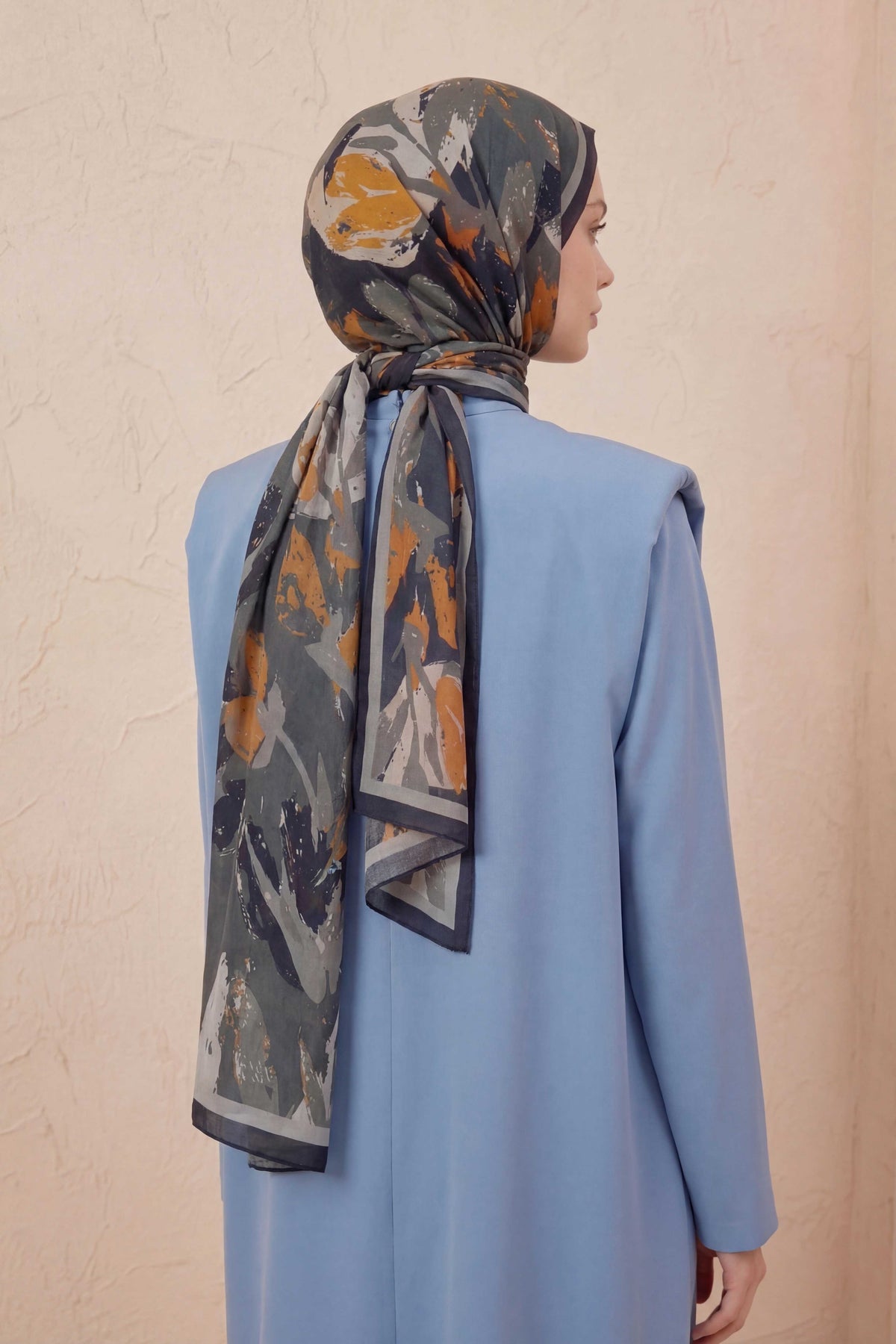 Mia floş gri turuncu şal