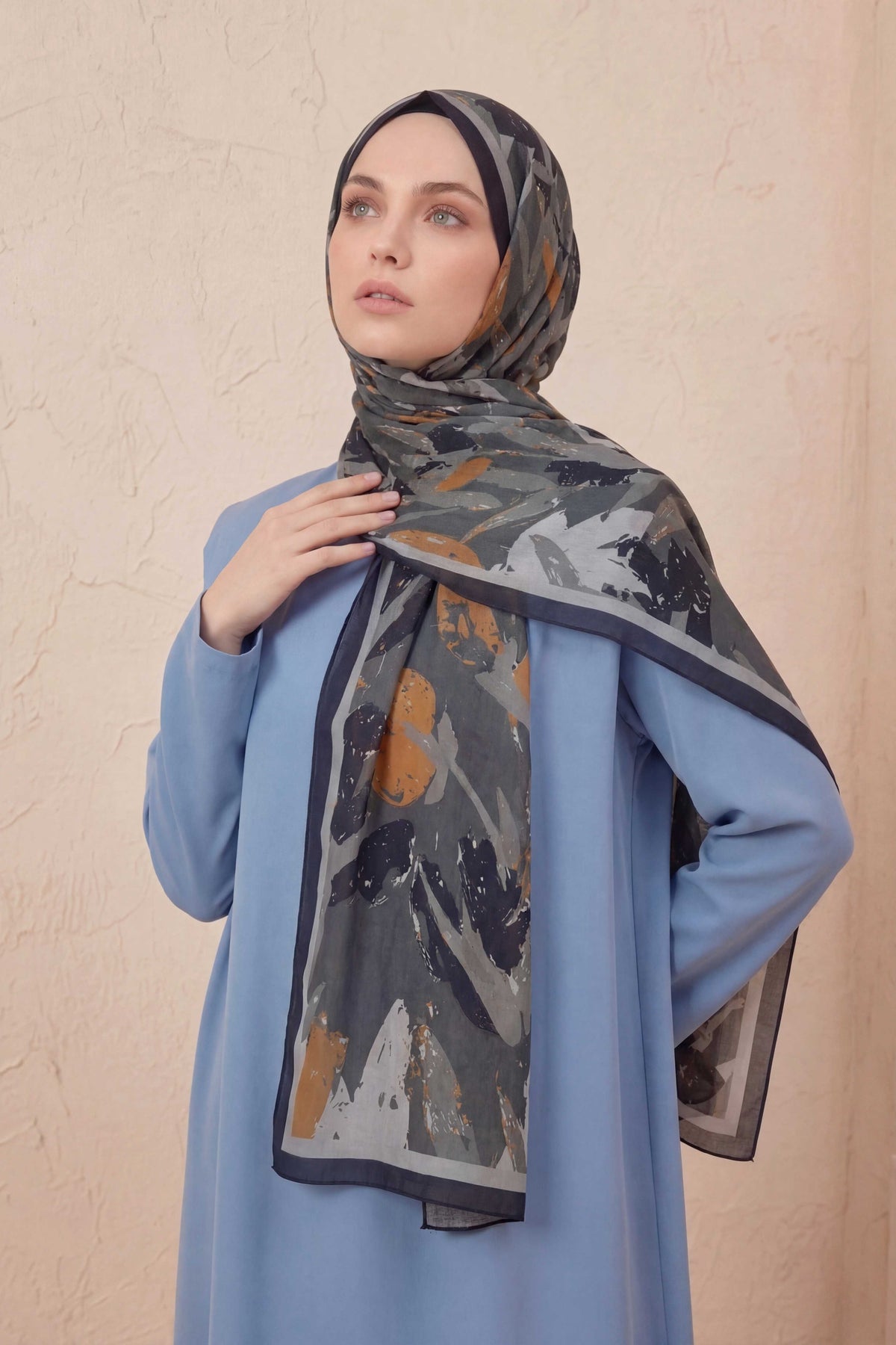 Mia floş gri turuncu şal