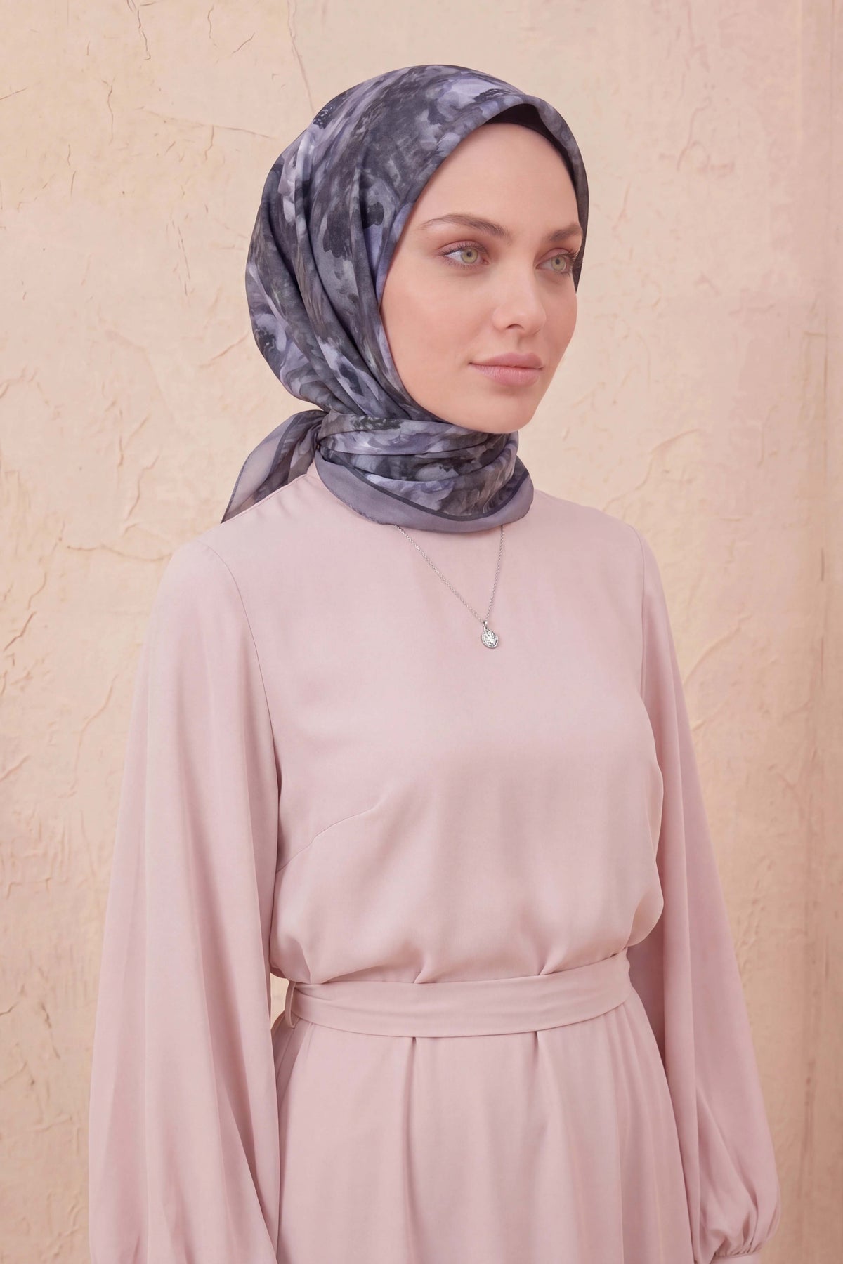 Barbiee batik gül gümüş sis eşarp