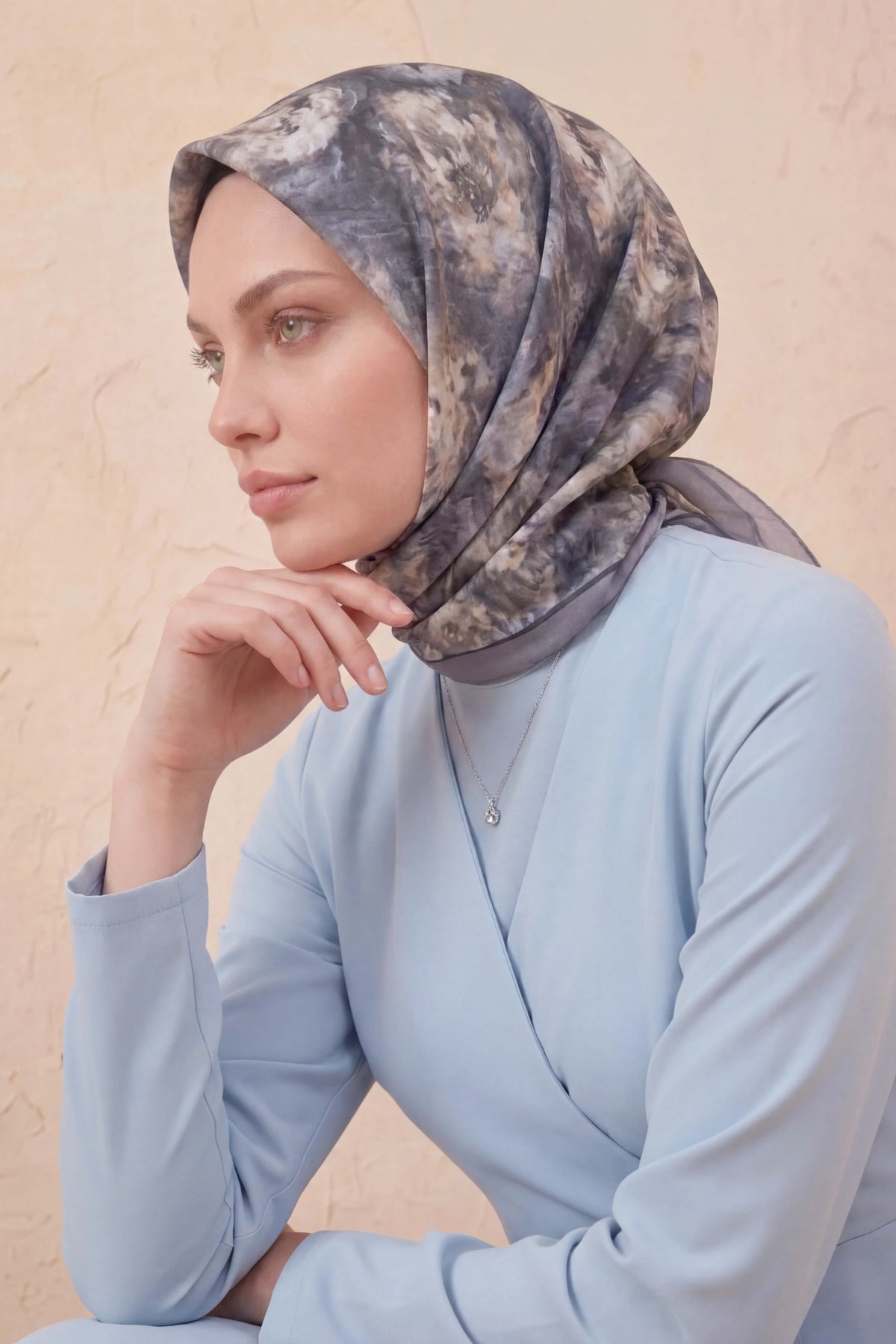 Barbiee batik gül gümüş buğu eşarp